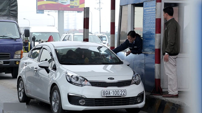 Tài xế dùng tiền 500 đồng mua vé qua trạm thu phí quốc lộ 5