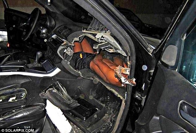 Bức ảnh bé trai bị kẻ buôn người nhồi nhét đằng sau bảng điều khiển xe hơi khiến cả thế giới phẫn nộ