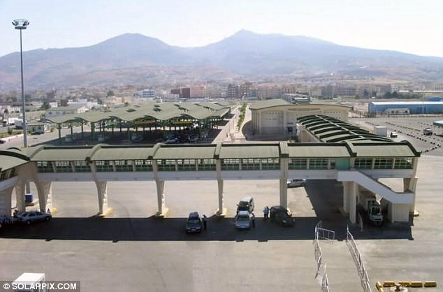 Bức ảnh bé trai bị kẻ buôn người nhồi nhét đằng sau bảng điều khiển xe hơi khiến cả thế giới phẫn nộ