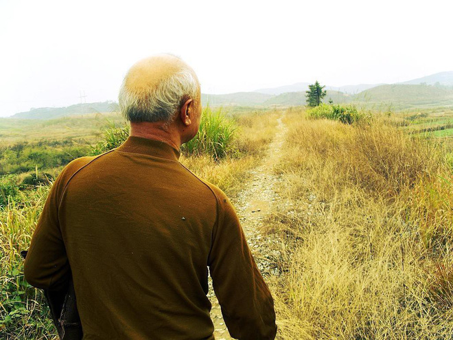 Không có ô che trên đầu, những đứa trẻ mới phải ra sức chạy thật nhanh