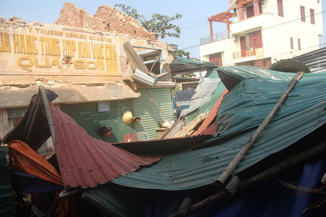 Quảng Bình: Công trình gần chợ đổ sập, 2 người trọng thương