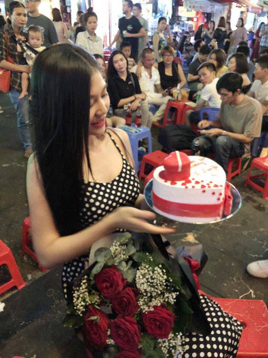 Chúng Huyền Thanh và bạn trai chụp ảnh cưới tại phố Tây Bùi Viện Chúng Huyền Thanh và bạn trai chụp ảnh cưới tại phố Tây Bùi Viện