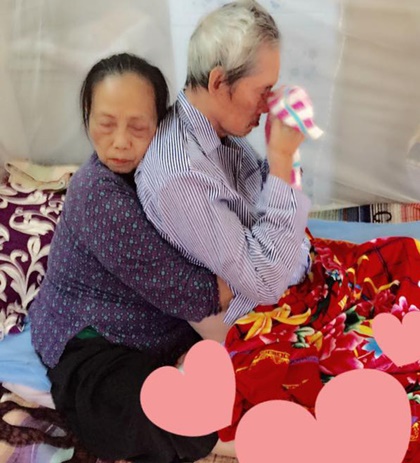 Bức ảnh cụ bà Hà Nội ôm chặt lưng cụ ông khiến con chảy nước mắt