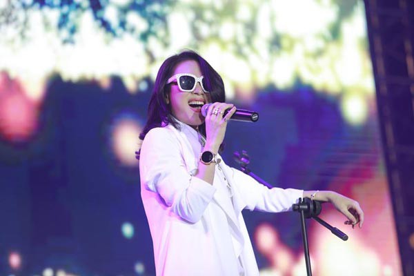 Hàng ngàn người chen chúc xem Mỹ Tâm bắn nốt cao nhất, nhảy say xỉn ở phố đi bộ Hàng ngàn người chen chúc xem Mỹ Tâm bắn nốt cao nhất, nhảy say xỉn ở phố đi bộ