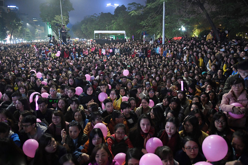 Hơn 10.000 người đổ về Hồ Gươm nghe Mỹ Tâm hát trong đêm lạnh