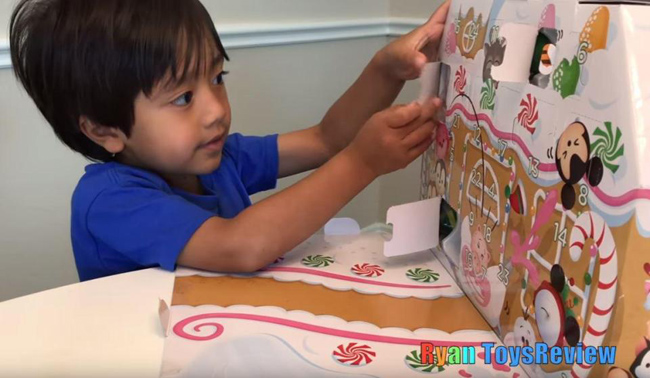 Cậu bé 6 tuổi kiếm 11 triệu USD mỗi năm nhờ review đồ chơi và kẹo