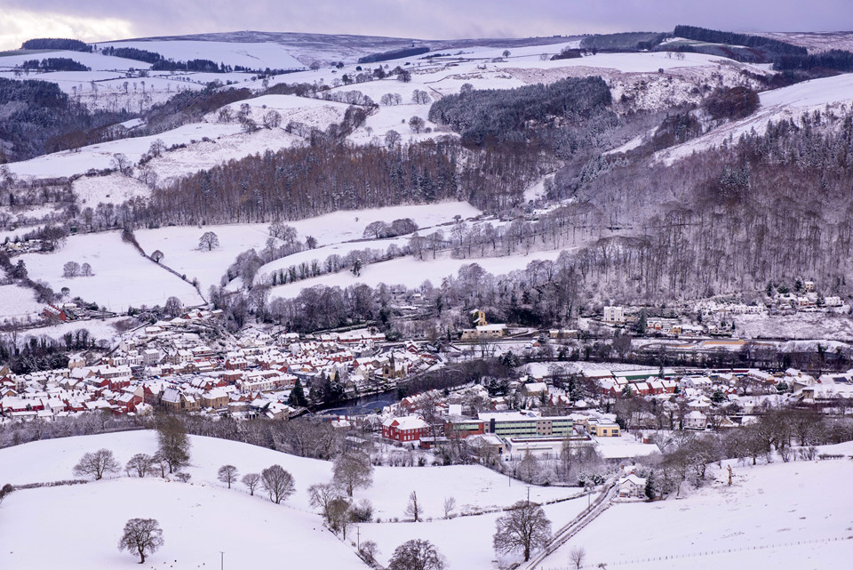 Bão tuyết càn quét châu Âu, giao thông hỗn loạn như chiến sự