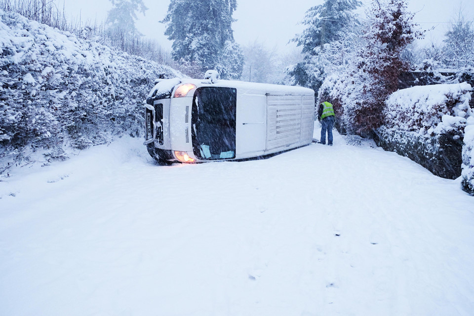 Bão tuyết càn quét châu Âu, giao thông hỗn loạn như chiến sự