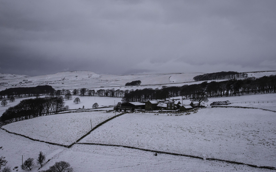 Bão tuyết càn quét châu Âu, giao thông hỗn loạn như chiến sự