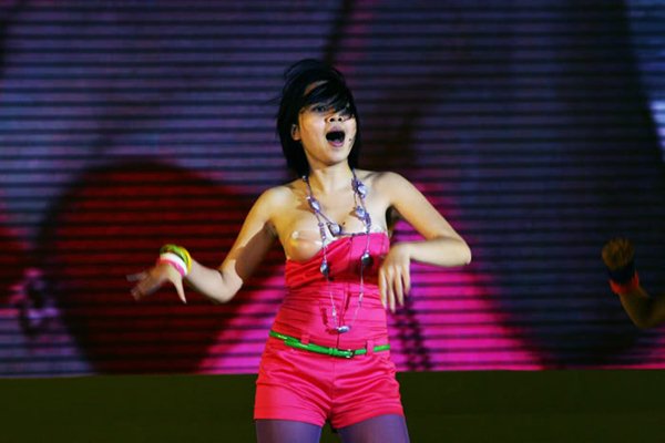 Nhiều người đẹp Việt từng diễn sung bung áo lộ vòng 1