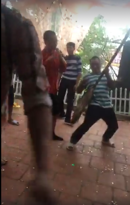 Clip: Hai hảo hán tu một hơi hết hai chai rượu bị dân mạng ném đá không tiếc tay