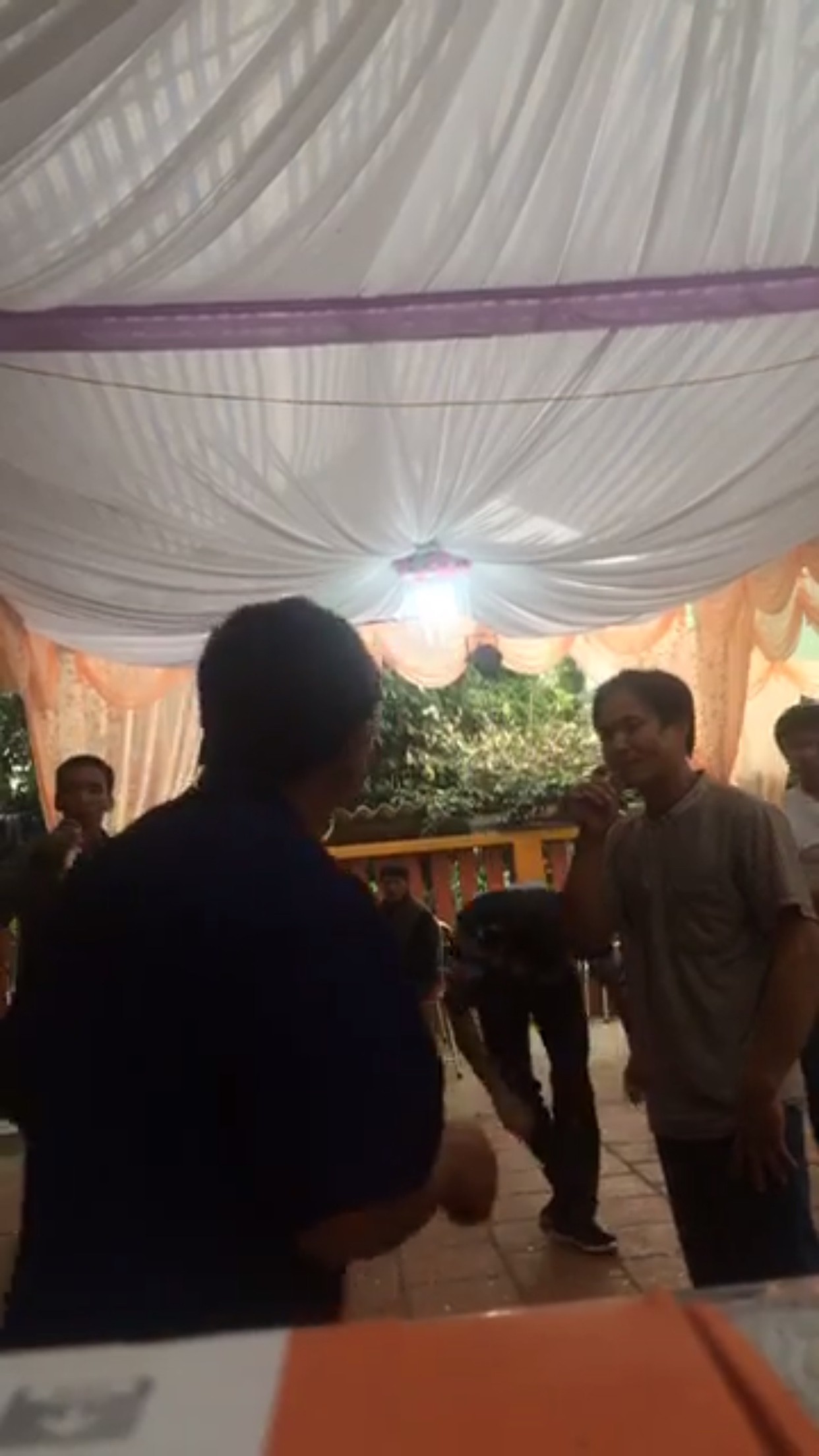 Clip: Hai hảo hán tu một hơi hết hai chai rượu bị dân mạng ném đá không tiếc tay