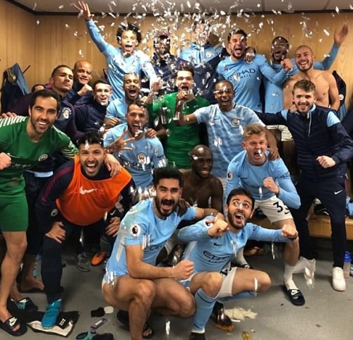 Mourinho bị ném chai lọ vào đầu trong xích mích với cầu thủ Man City