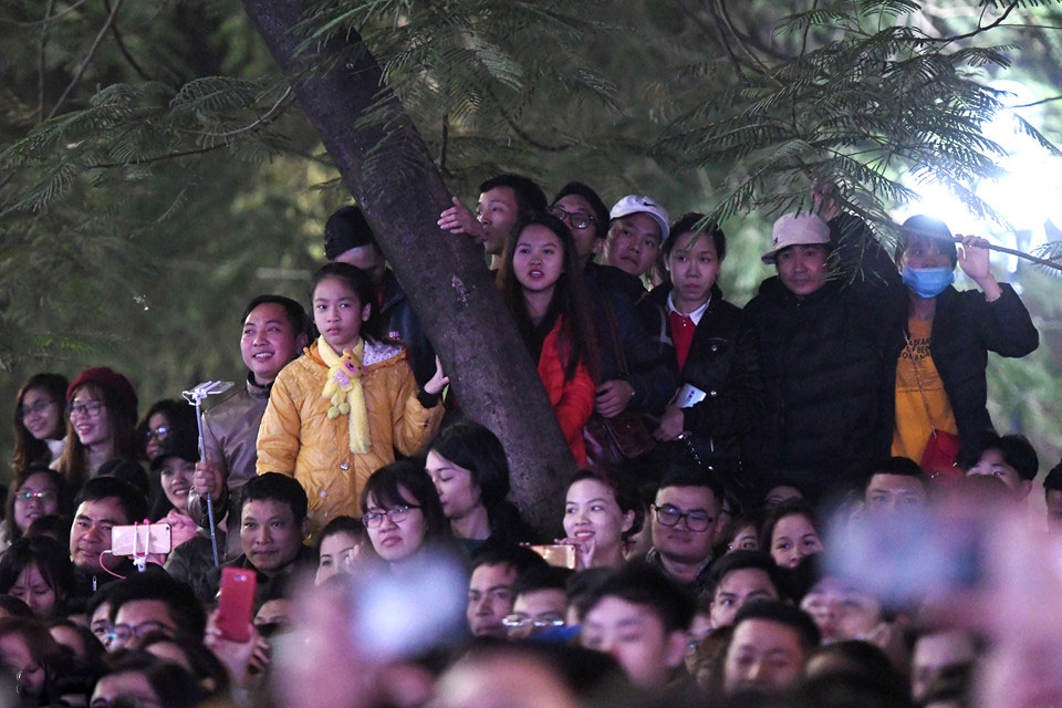 Hơn 10.000 người đổ về Hồ Gươm nghe Mỹ Tâm hát trong đêm lạnh