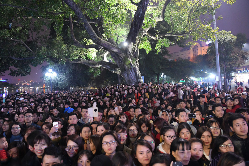 Hơn 10.000 người đổ về Hồ Gươm nghe Mỹ Tâm hát trong đêm lạnh