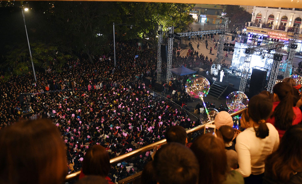 Hơn 10.000 người đổ về Hồ Gươm nghe Mỹ Tâm hát trong đêm lạnh
