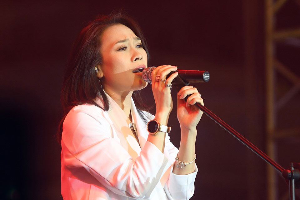 Hơn 10.000 người đổ về Hồ Gươm nghe Mỹ Tâm hát trong đêm lạnh