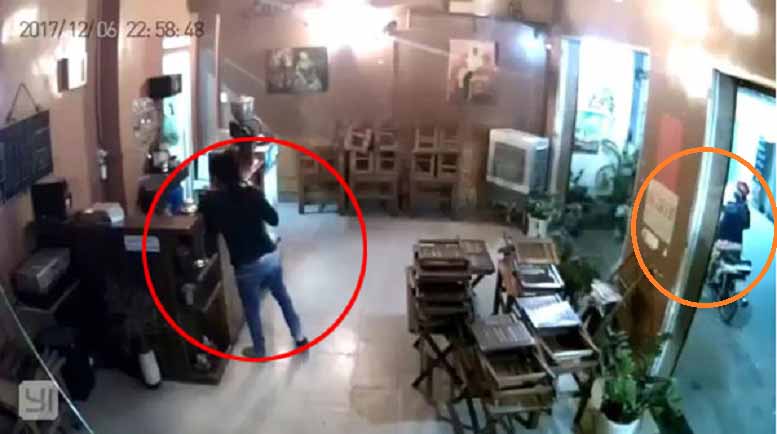 Clip: Đôi nam nữ dàn cảnh nẫng điện thoại tại quán cà phê