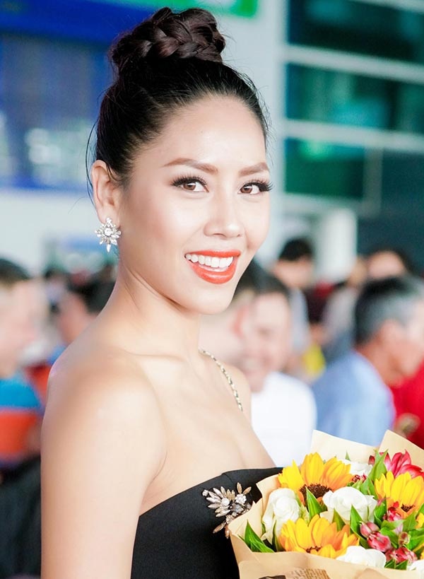 Thùy Dung, Lệ Hằng ra sân bay đón Nguyễn Thị Loan về nước