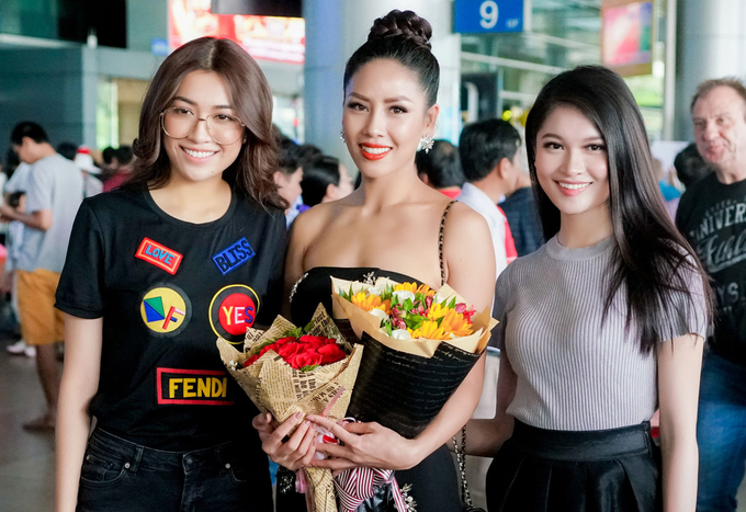 Thùy Dung, Lệ Hằng ra sân bay đón Nguyễn Thị Loan về nước