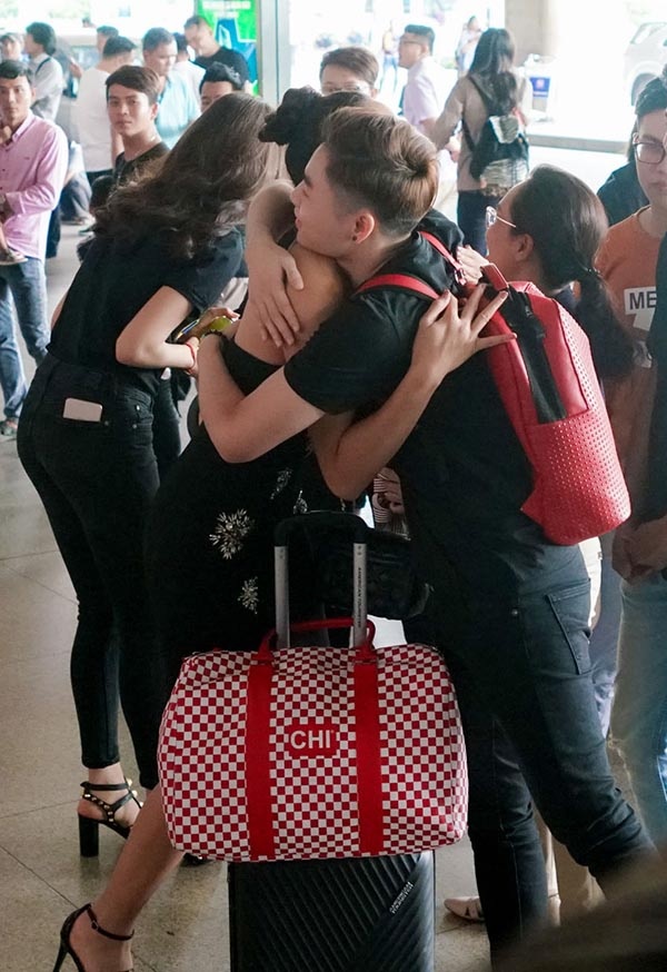 Thùy Dung, Lệ Hằng ra sân bay đón Nguyễn Thị Loan về nước