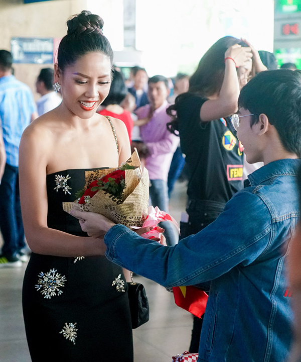 Thùy Dung, Lệ Hằng ra sân bay đón Nguyễn Thị Loan về nước