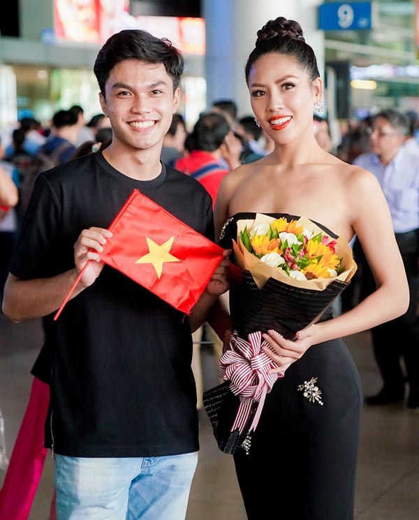 Thùy Dung, Lệ Hằng ra sân bay đón Nguyễn Thị Loan về nước