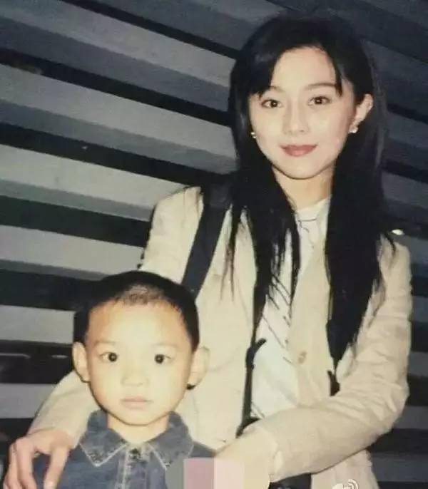 Vì sao suốt 17 năm người ta vẫn tin Phạm Băng Băng là mẹ đẻ của chính em trai mình?