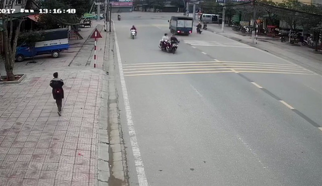 Trích xuất camera truy tìm thanh niên tông cô gái ngã nhào rồi bỏ chạy