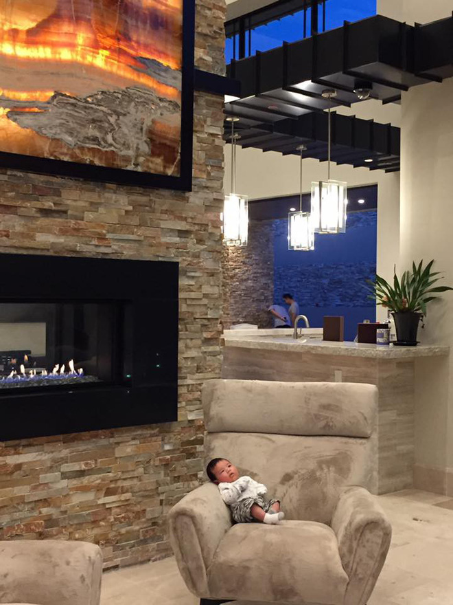 Những người vợ vừa giàu vừa giỏi đứng sau ánh hào quang của các nam nghệ sĩ Việt