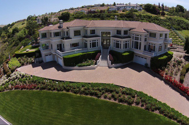 Những người vợ vừa giàu vừa giỏi đứng sau ánh hào quang của các nam nghệ sĩ Việt