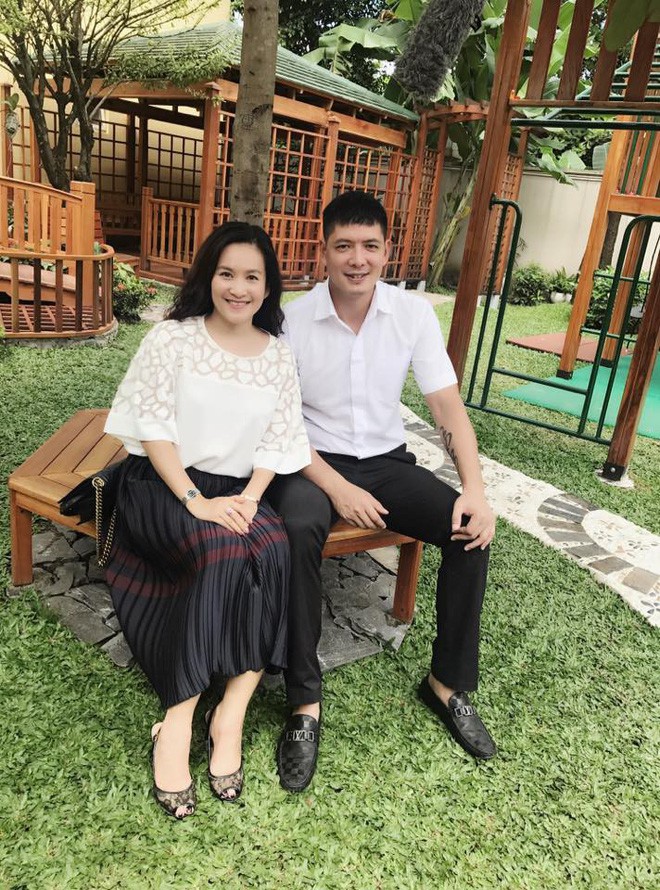 Những người vợ vừa giàu vừa giỏi đứng sau ánh hào quang của các nam nghệ sĩ Việt Những người vợ vừa giàu vừa giỏi đứng sau ánh hào quang của các nam nghệ sĩ Việt