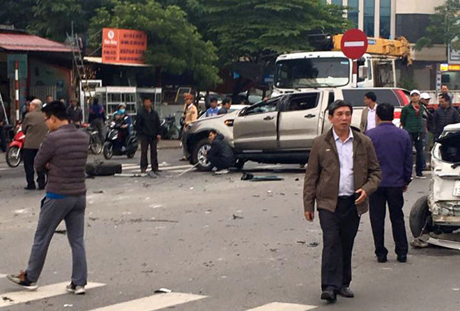 Ford Ranger lộn trên đường sau va chạm liên hoàn, một người tử vong