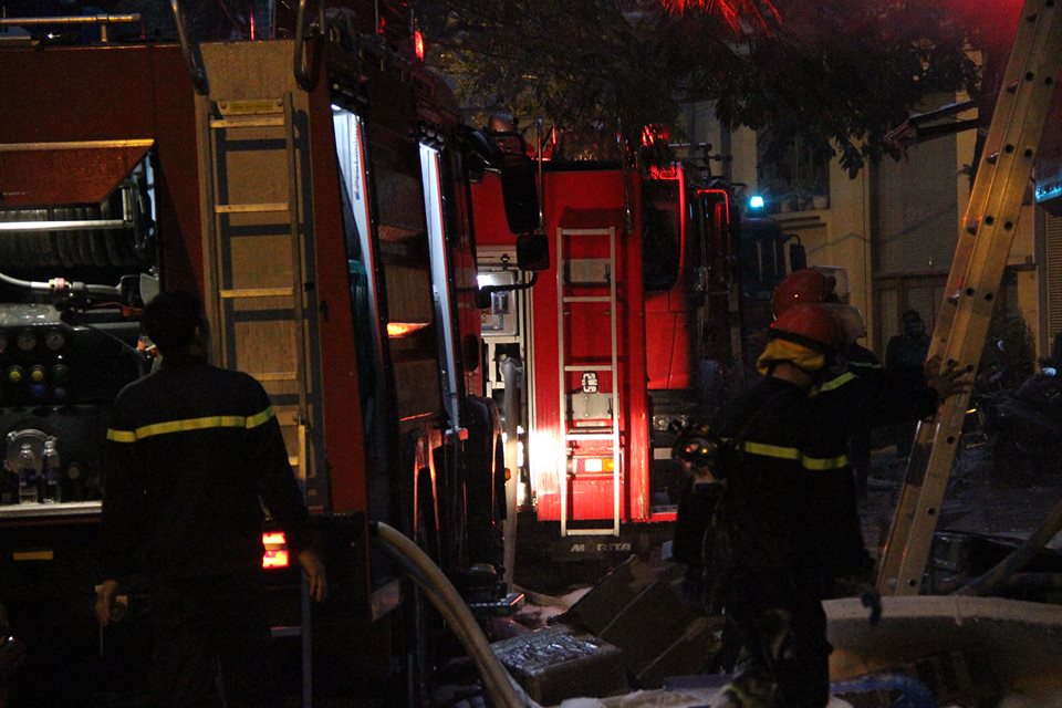 Hà Nội: Chạy máy phát điện để dập đám cháy trên phố Lạc Nghiệp