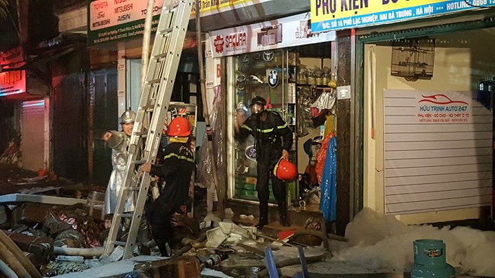 Hà Nội: Chạy máy phát điện để dập đám cháy trên phố Lạc Nghiệp