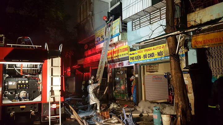 Hà Nội: Chạy máy phát điện để dập đám cháy trên phố Lạc Nghiệp