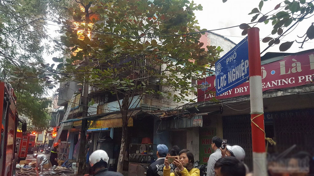 Hà Nội: Chạy máy phát điện để dập đám cháy trên phố Lạc Nghiệp Hà Nội: Chạy máy phát điện để dập đám cháy trên phố Lạc Nghiệp