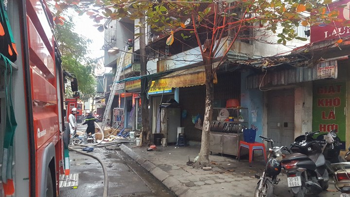 Hà Nội: Chạy máy phát điện để dập đám cháy trên phố Lạc Nghiệp Hà Nội: Chạy máy phát điện để dập đám cháy trên phố Lạc Nghiệp