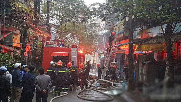 Hà Nội: Chạy máy phát điện để dập đám cháy trên phố Lạc Nghiệp Hà Nội: Chạy máy phát điện để dập đám cháy trên phố Lạc Nghiệp