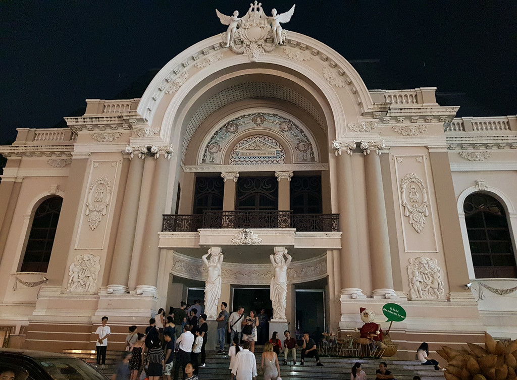 Cháy trạm phát điện Nhà hát TP.HCM, gần trăm khán giả hốt hoảng