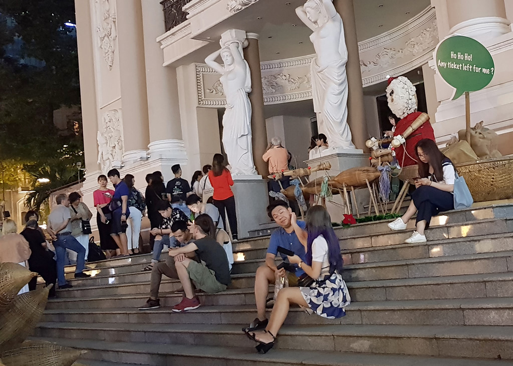 Cháy trạm phát điện Nhà hát TP.HCM, gần trăm khán giả hốt hoảng