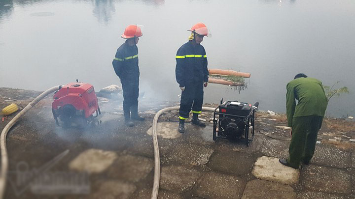 Hà Nội: Chạy máy phát điện để dập đám cháy trên phố Lạc Nghiệp