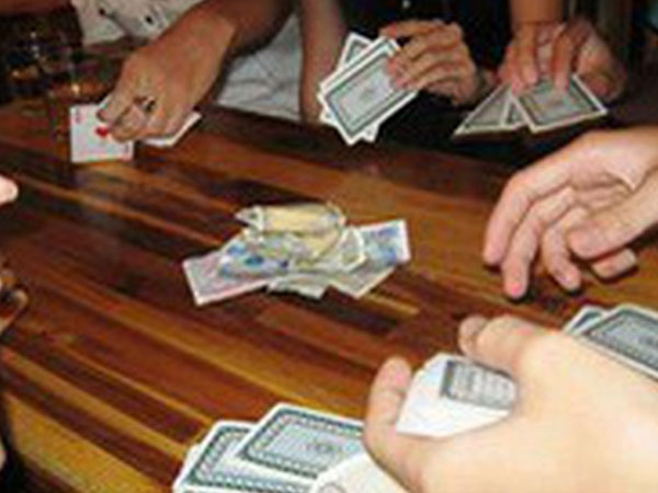 Nữ cán bộ tuyên giáo bị khai trừ Đảng vì đánh bạc