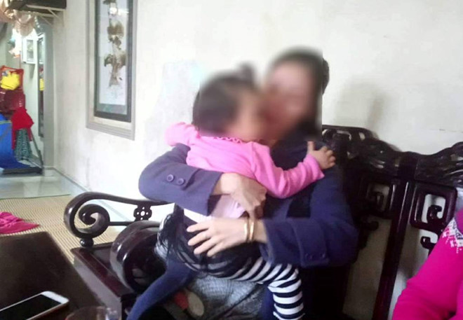 Đình chỉ hoạt động cơ sở giữ trẻ nghi đánh bé gái 1 tuổi