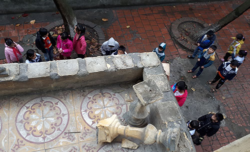 16 học sinh ngã đè lên nhau sau khi lan can trường học sập