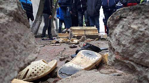 16 học sinh ngã đè lên nhau sau khi lan can trường học sập