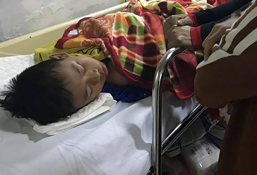 16 học sinh ngã đè lên nhau sau khi lan can trường học sập