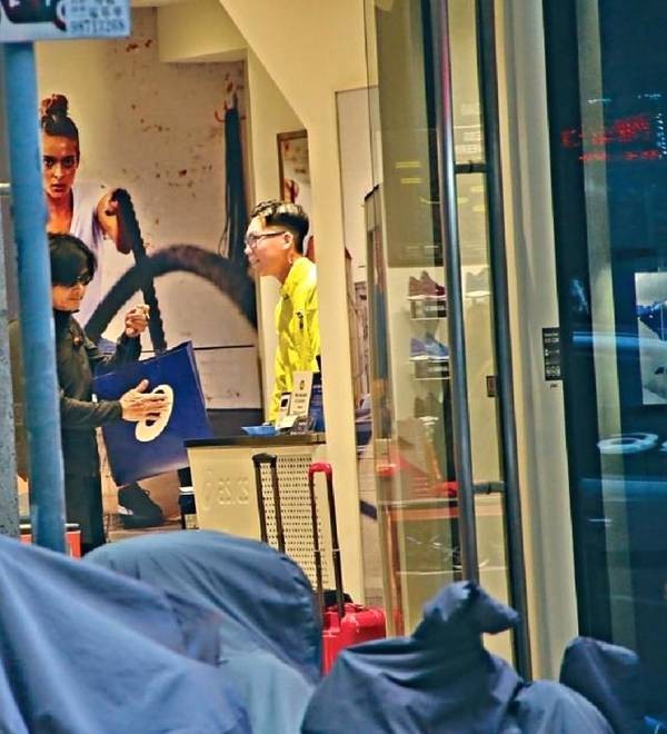 Giàu có nhất nhì Hong Kong, Châu Nhuận Phát vẫn chen chúc tàu điện ngầm, đi mua giày giảm giá Giàu có nhất nhì Hong Kong, Châu Nhuận Phát vẫn chen chúc tàu điện ngầm, đi mua giày giảm giá