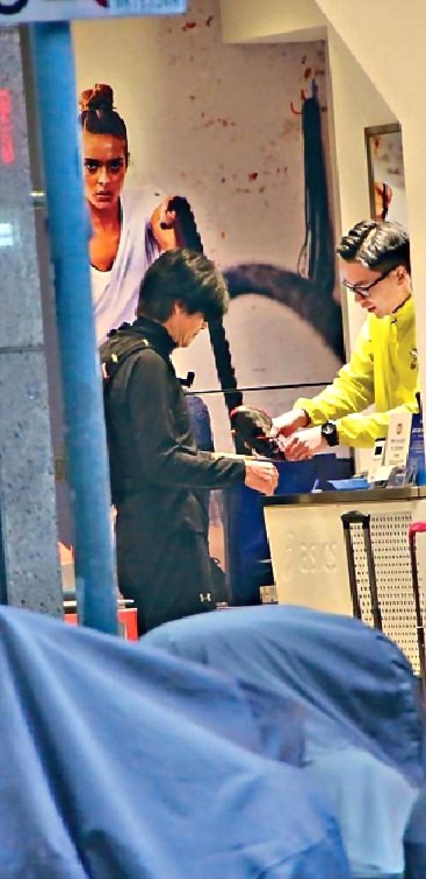 Giàu có nhất nhì Hong Kong, Châu Nhuận Phát vẫn chen chúc tàu điện ngầm, đi mua giày giảm giá