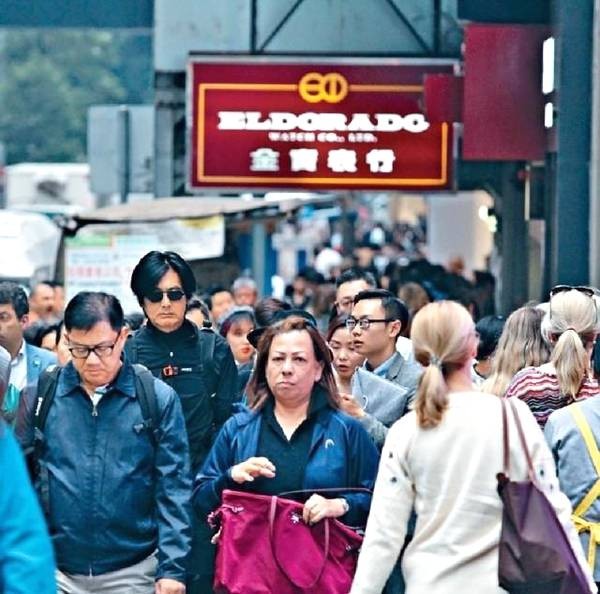 Giàu có nhất nhì Hong Kong, Châu Nhuận Phát vẫn chen chúc tàu điện ngầm, đi mua giày giảm giá Giàu có nhất nhì Hong Kong, Châu Nhuận Phát vẫn chen chúc tàu điện ngầm, đi mua giày giảm giá